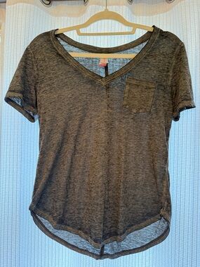 No Boundaries Women's Short Sleeve V-Neck Pocket Tee - Charcoal